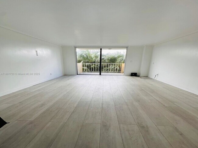 Photo - 2350 NE 135th St Unidad 401