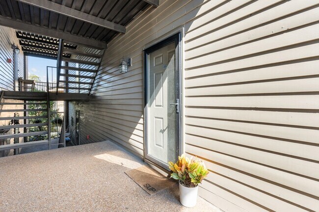 Photo - 414 Sloan Rd