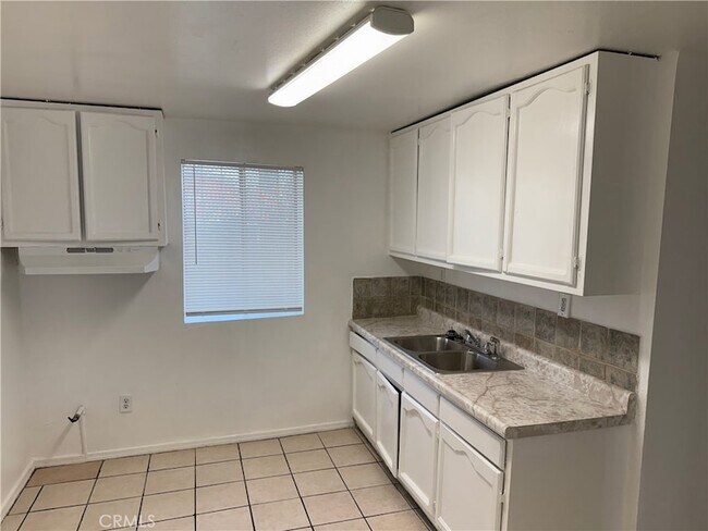 1124 E 40th Pl