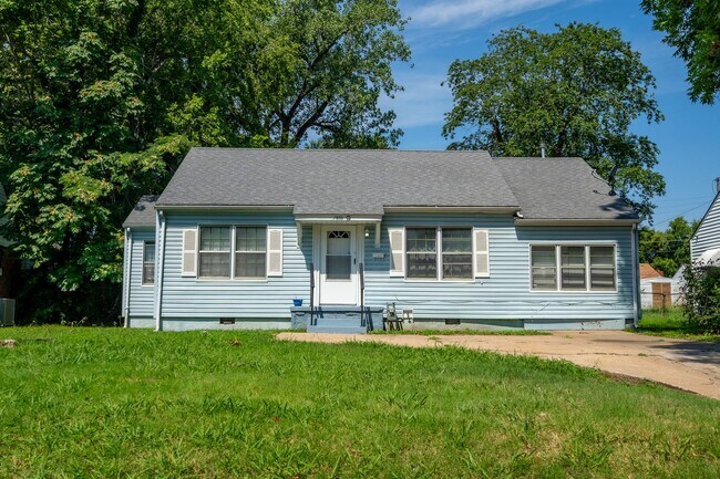 2 Bed 1 Bath With Bonus Room in Tulsa - 2 Bed 1 Bath With Bonus Room in Tulsa House