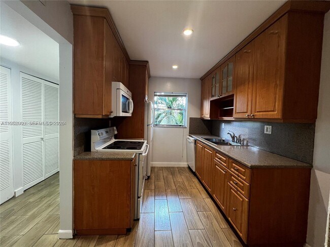 Photo - 4111 Stirling Rd Unit 308