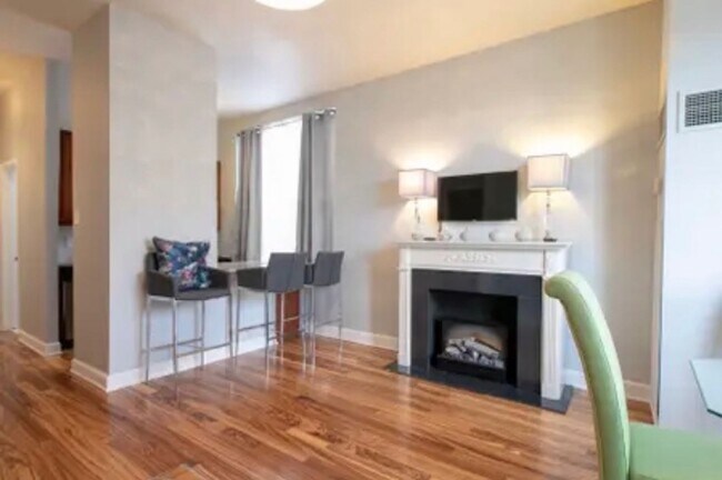 Photo - Capitol Hill 1B/ 1B with a View of The Har...