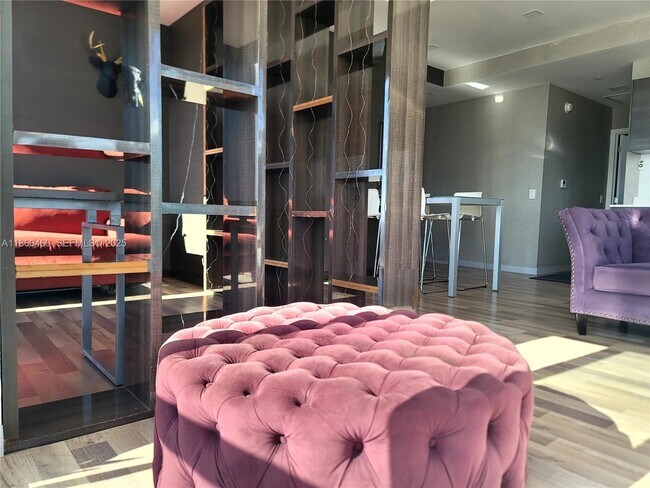 Building Photo - 151 SE 1st St Unit PH11