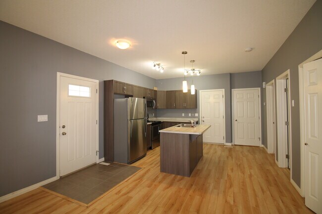 Building Photo - 16119-16141 141 St NW