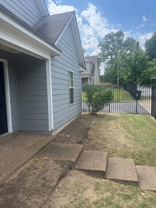 Photo - 1307 Larkin Ave