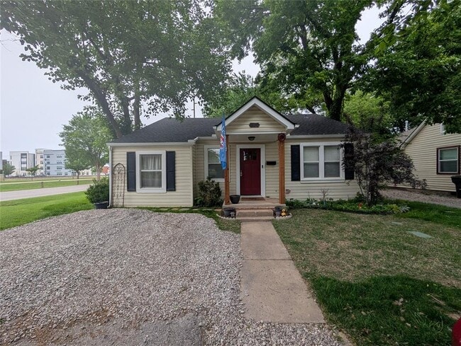 Building Photo - 101 Maple Ln