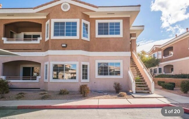 Ground Floor Unit with Covered Parking Spot - 830 Carnegie St Unidad 1212