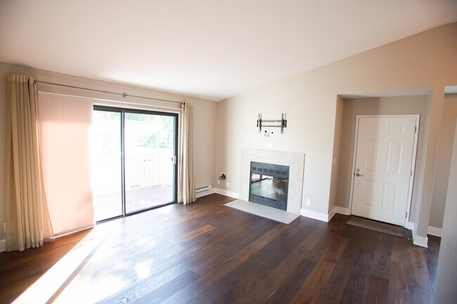 Living Room - 202 Shoreline Ct Unit 202