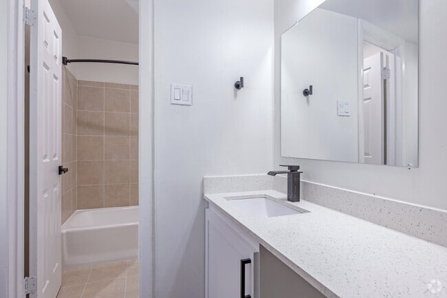 2BR, 2BA - 946SF (Plan E) - Bathroom - Sawyers Mill Apartments