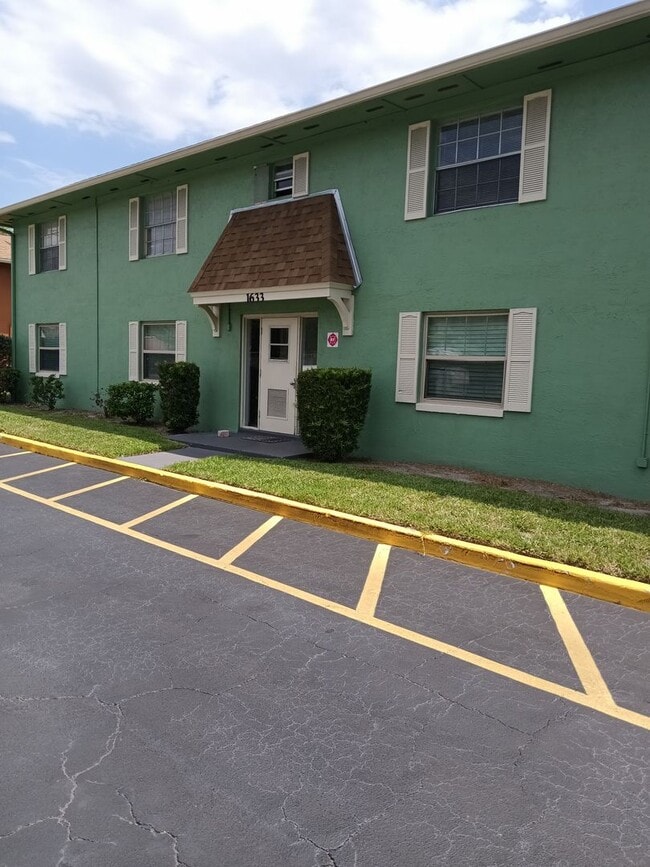 Building Photo - 1633 W Oak Ridge Rd Unit D