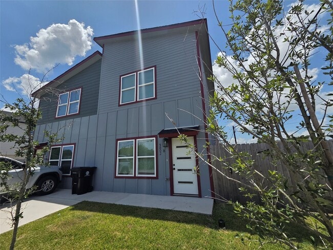 Building Photo - 9806 Fillmore St Unit B