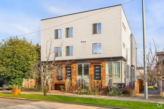 Building Photo - Brilliant Ballard Newer Townhome - 4 Bedro... Unit A