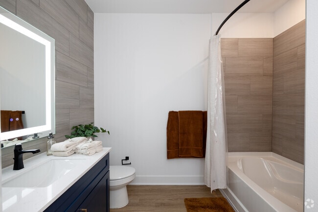 1BR, 1BA - 761SF - Hawthorne - Bathroom