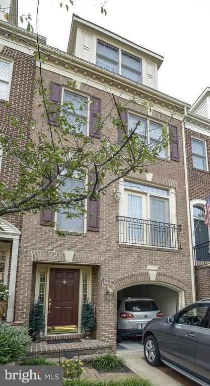 Photo - 2225 N Oak Ct Townhome