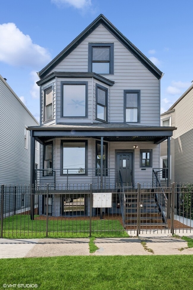 Building Photo - 2146 N Hamlin Ave Rental