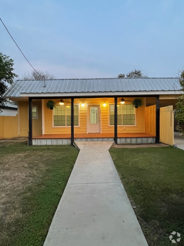 Building Photo - 235 E Calera St Rental