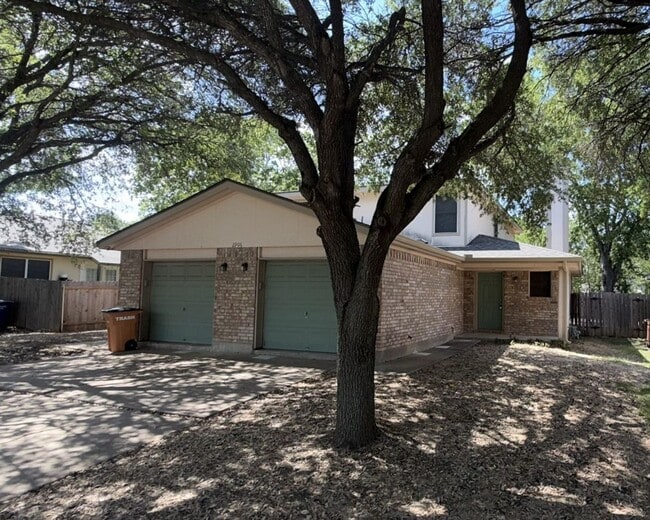 Building Photo - Ginder Properties2 (2906 Kestrel Dr) Unit B