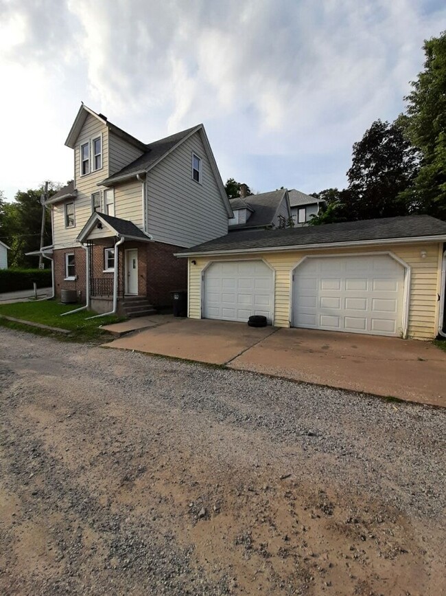 3 bedroom Moline house with 2 car garage! - 3 bedroom Moline house with 2 car garage!