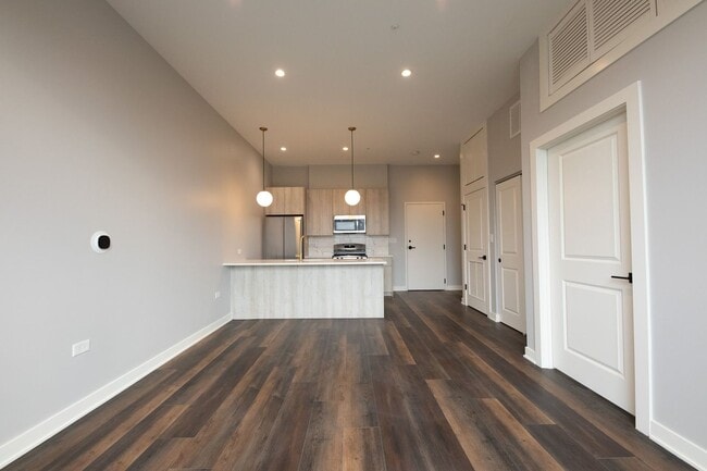 Photo - 913 W School St