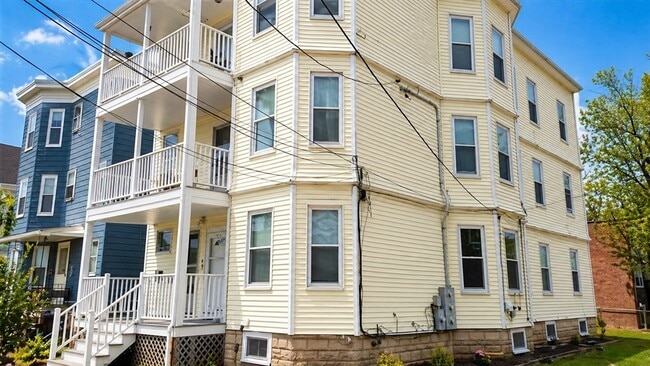 Building Photo - 37 Waverly St Unit 2