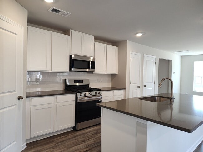 Photo - Beautiful End-Unit Home in Blackwood Creek!