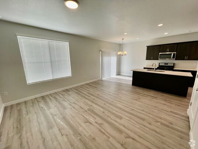 Building Photo - Like New and Ready For You!! Rental