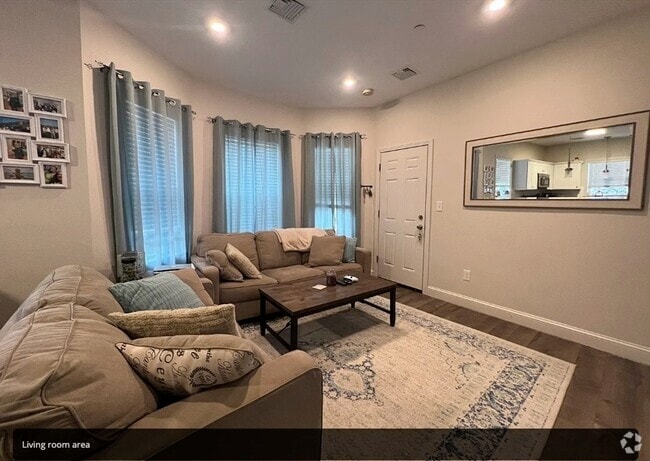 Building Photo - 10 Elliott Pl Unit 3R Rental