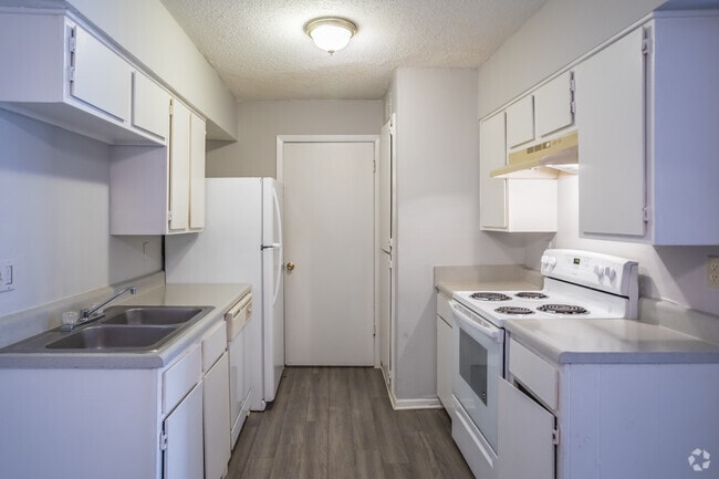 2 BR, 2 BA - 950 SF