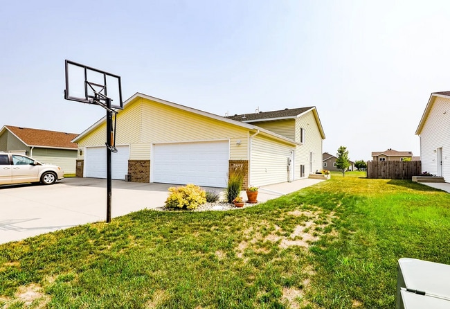 Building Photo - 3 bed twinhome for rent