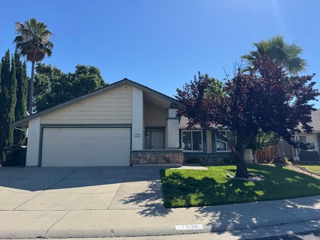 Building Photo - Newly updated Antelope home!