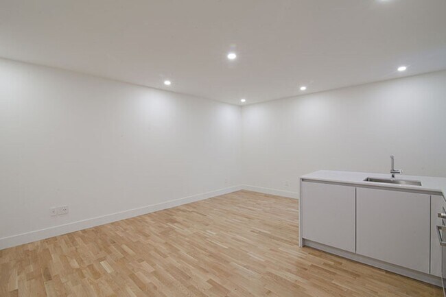 Photo - 2100 Rue du Fort Unit 206