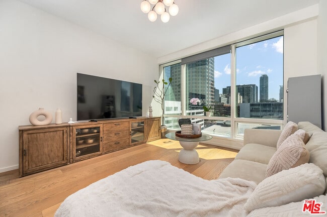 Photo - 877 Francisco St Unidad 707