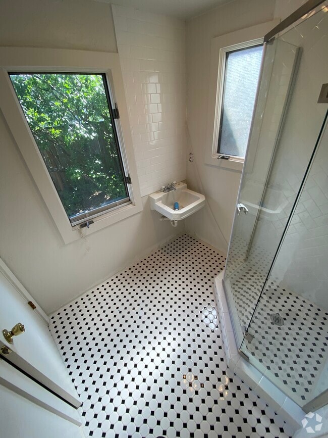 Building Photo - 322 E 16th Ave Unit B Rental