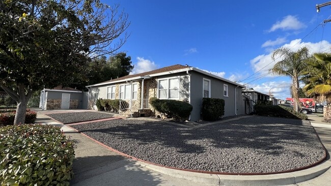 Photo - 440 W 4th St House