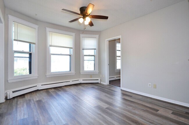 Photo - Spacious 4-Bedroom Upper-Level Unit Available Now in West St. Paul! Unit 3