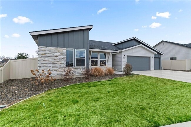 Photo - Single level 4bd/2ba/3 car garage Home in North Meridian