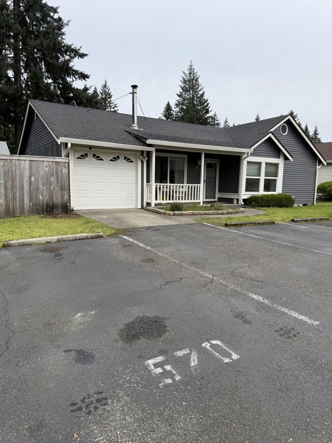 Photo - 570 Malibu Dr SE