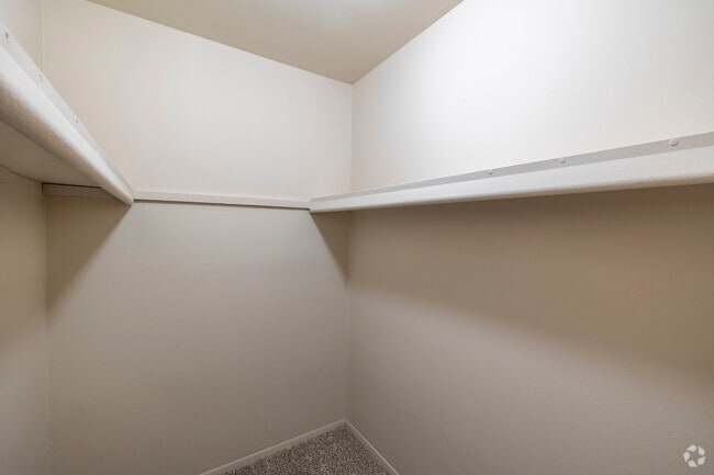 2BR, 1.5BA - 879SF - Walk-In Closet