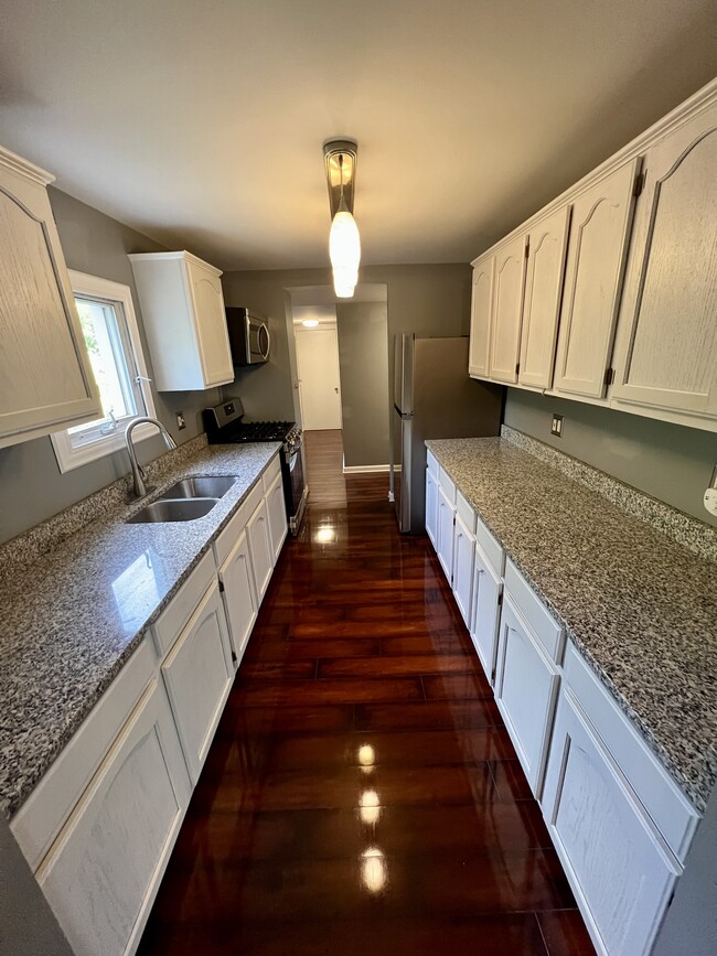Building Photo - 5605 River Rd Unit Modern Luxury with Scenic Views.
