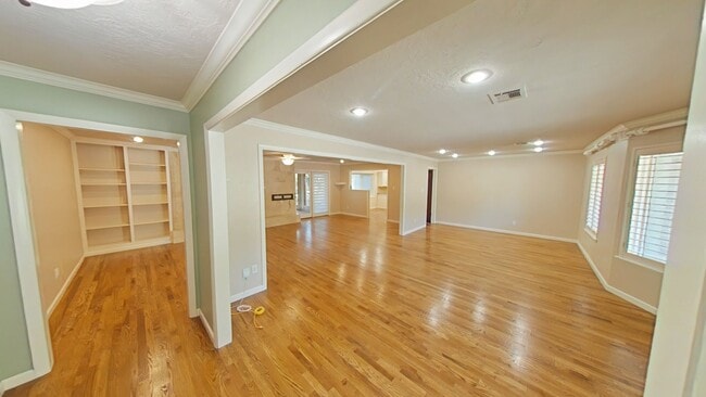 Photo - 709 NW Heinzwood Cir