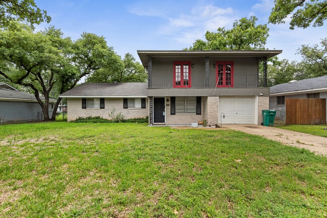 Building Photo - 326 S Barbara St