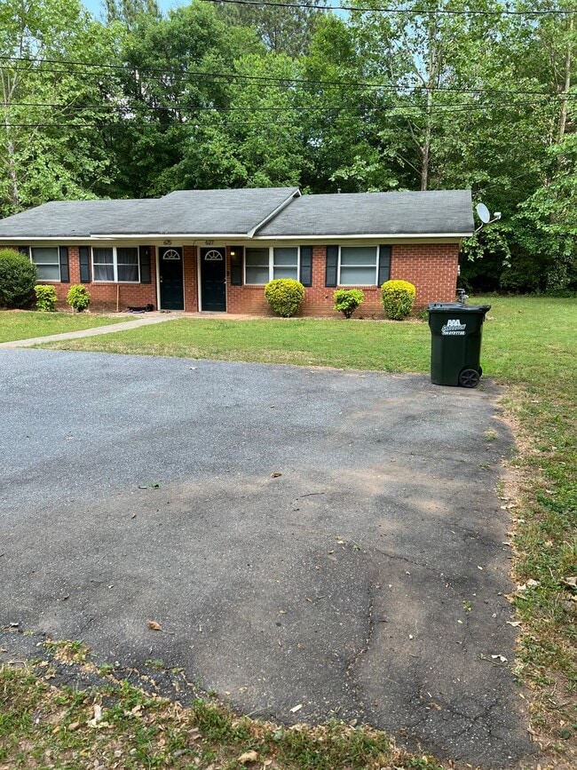 Building Photo - Duplex in Residential Eastside Area