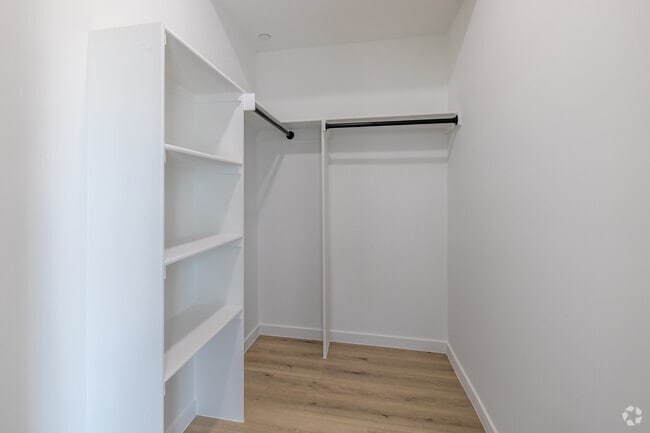 2BR, 2BA - 934SF - Walk-In Closet - Warren Valley Apartments