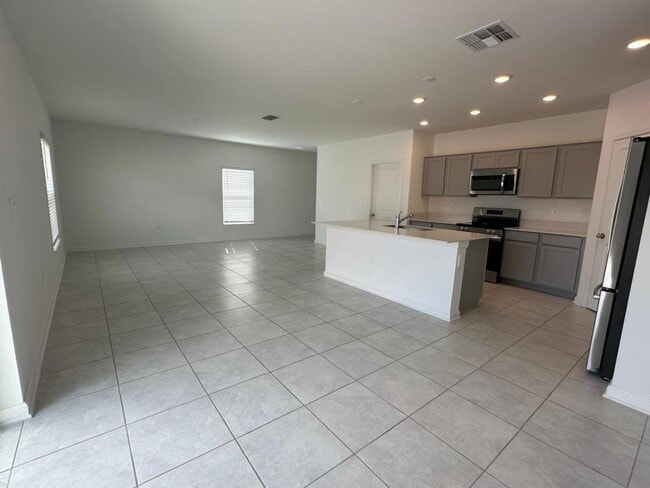 Photo - 989 Harold Pass