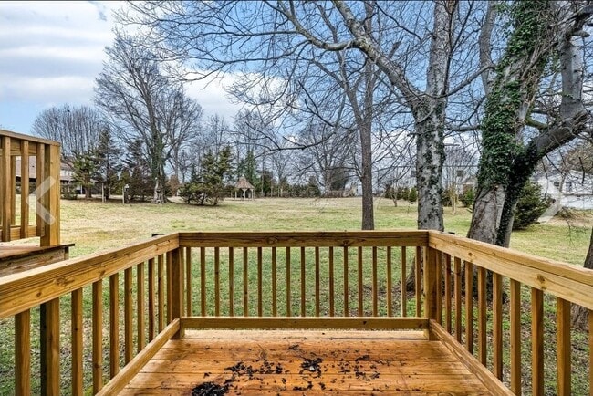 Photo - 122 W Broad St