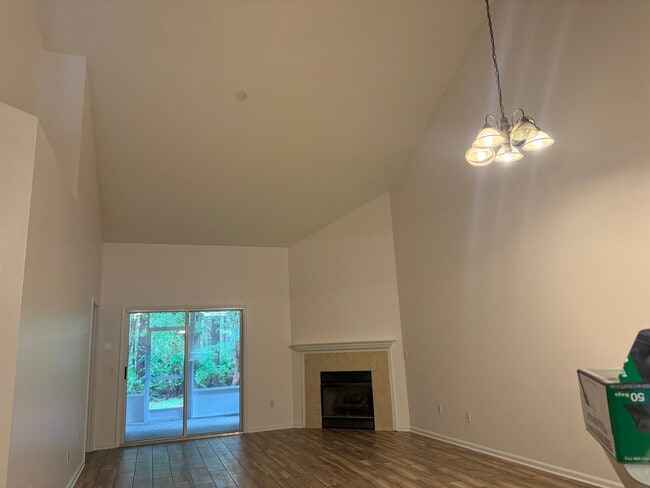 Family Room Vaulted Ceilings - 2311 Old Pine Trl