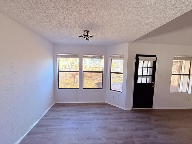 Photo - 914 Dover Pass