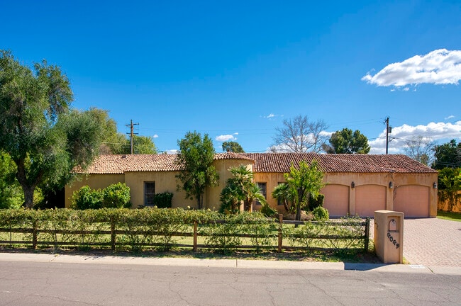 Building Photo - 4049 N 57th Pl