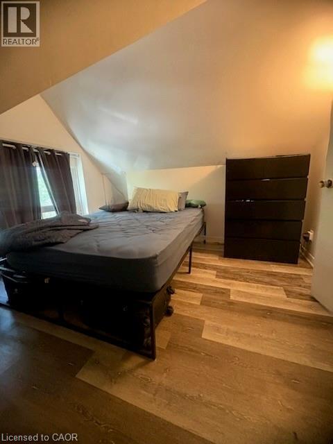 Photo - 285 Hess St S