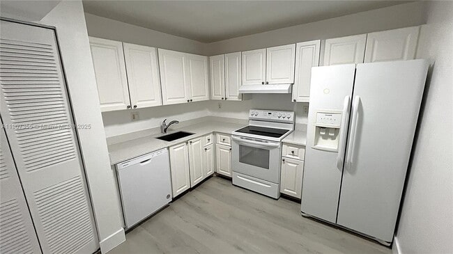 Photo - 711 N Pine Island Rd Unidad 415